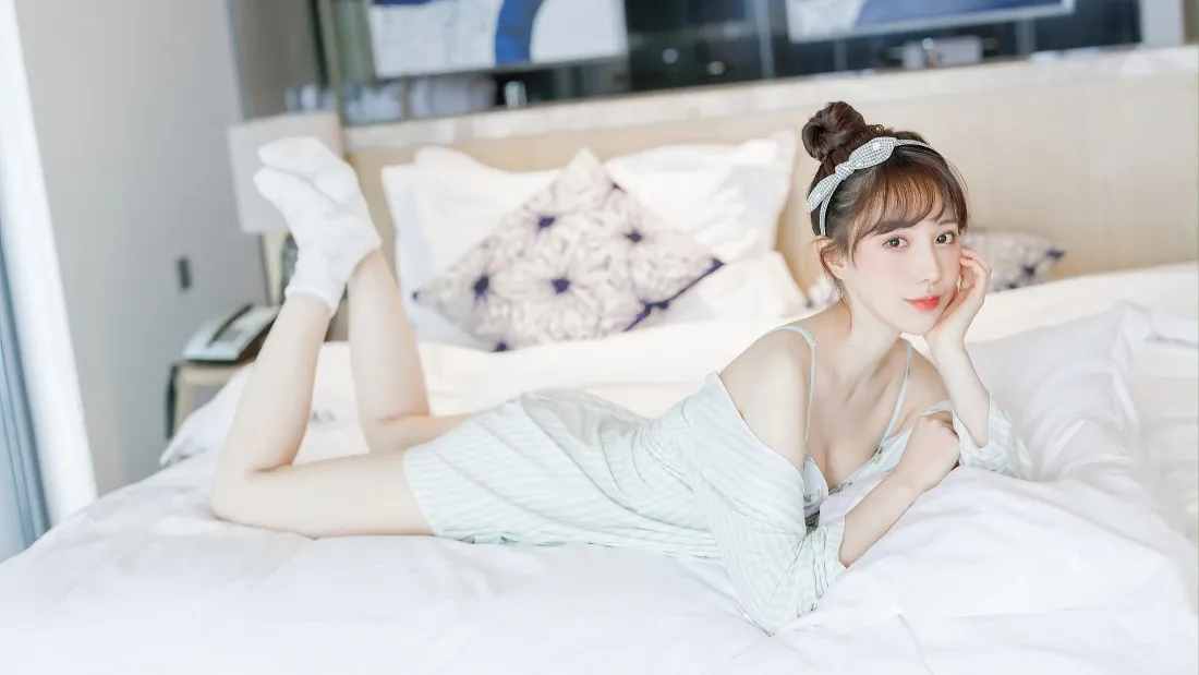 2k浅绿色吊带裙美女壁纸｜清新背景图片 - 卧床「哲风壁纸」