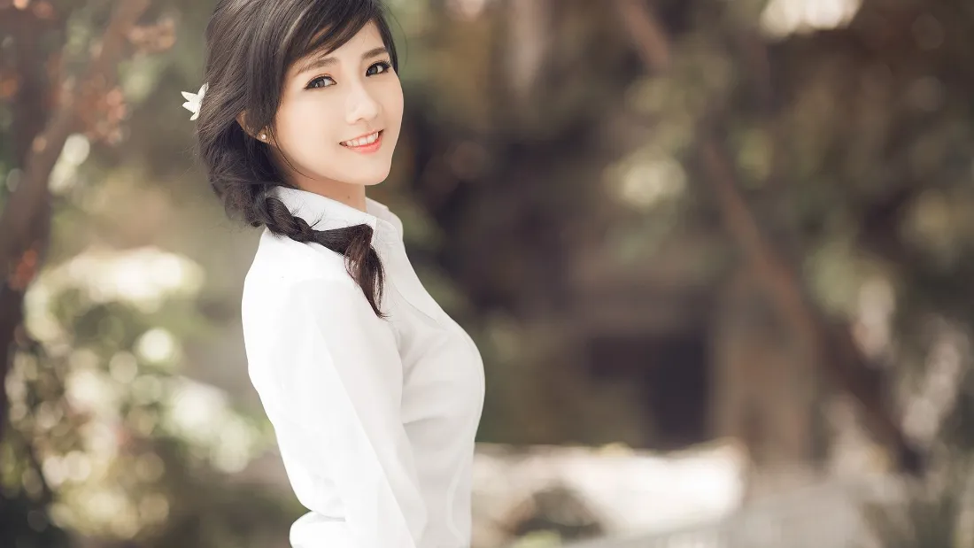 2k白衣女子壁纸｜户外背景图片 - 微笑「哲风壁纸」