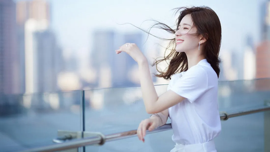 2k白衣美女壁纸｜城市景观背景图片 - 微笑「哲风壁纸」