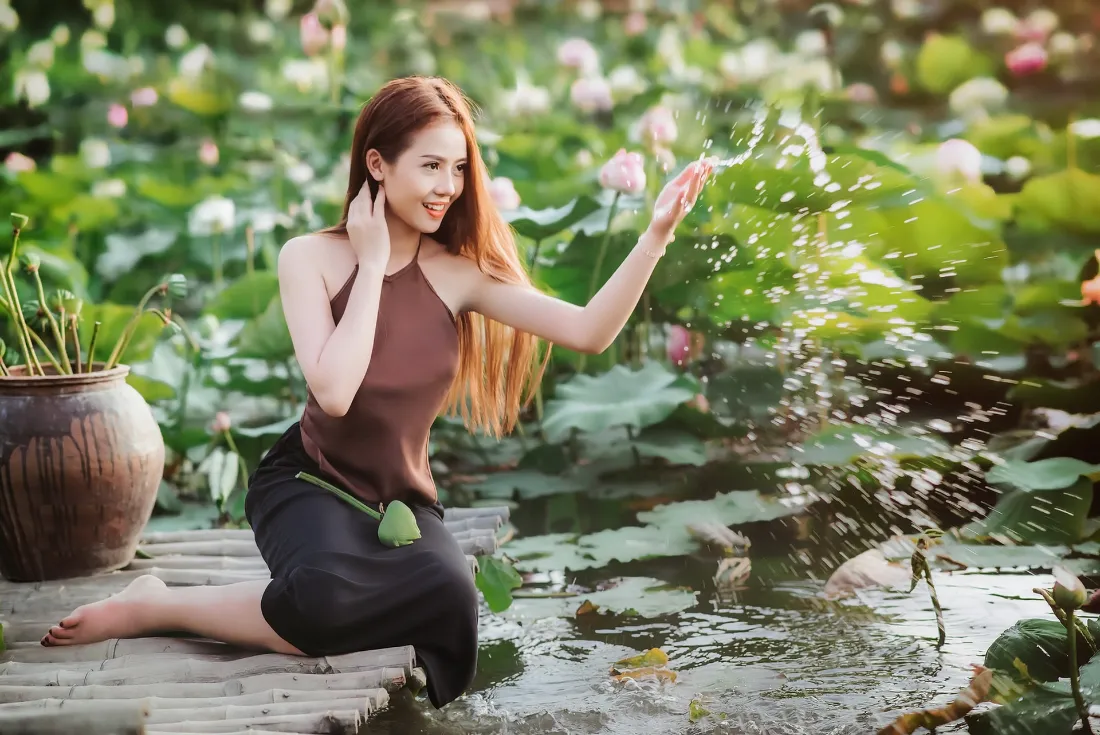 2k荷塘美女壁纸｜荷花背景图片 - 微笑「哲风壁纸」