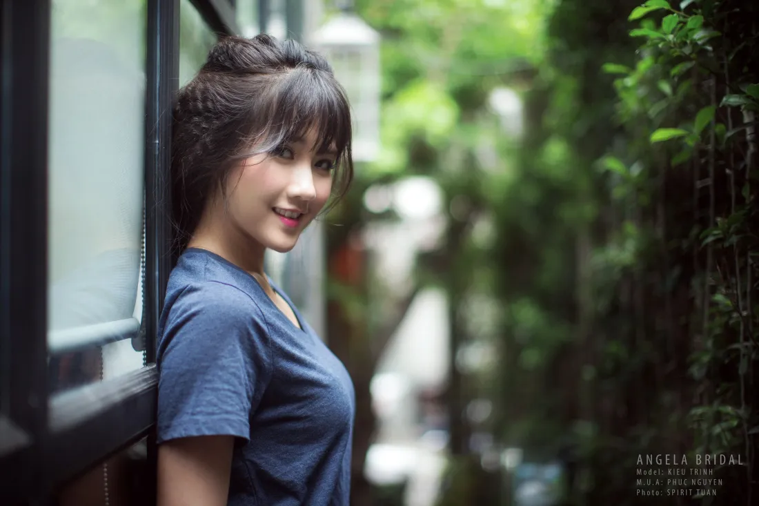 3k蓝衣美女壁纸｜户外绿植背景图片 - 自然「哲风壁纸」