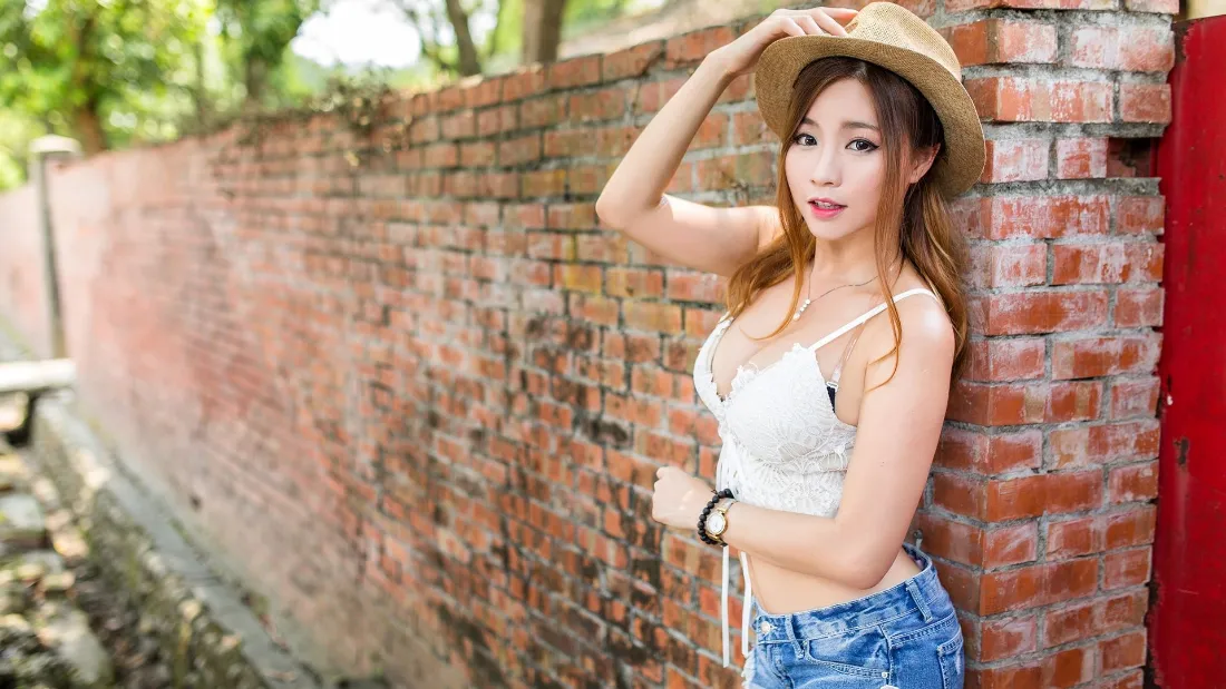 2k草帽美女壁纸｜红砖墙背景图片 - 夏日户外「哲风壁纸」