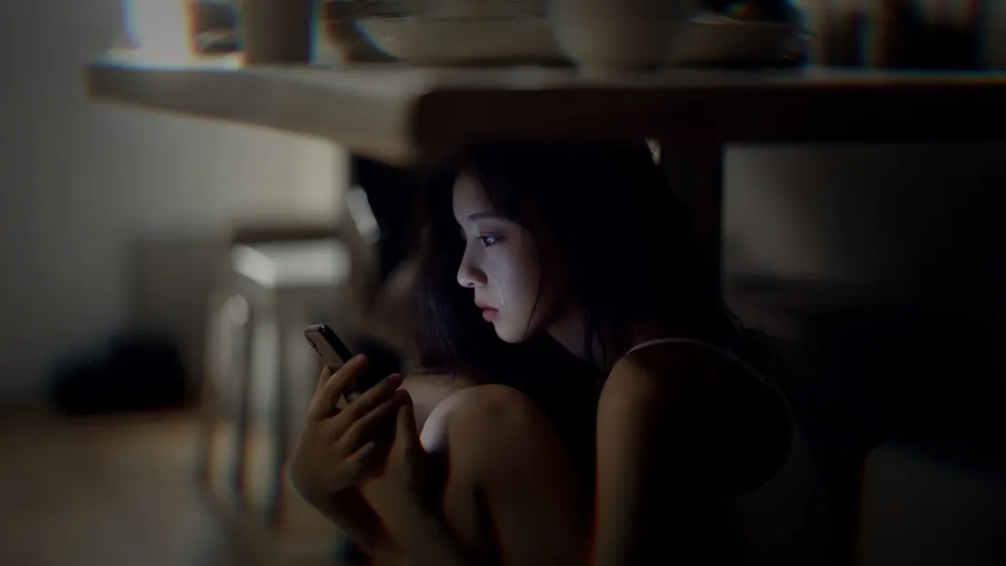5k桌下美女壁纸｜手机光影背景图片 - 伤心流泪「哲风壁纸」