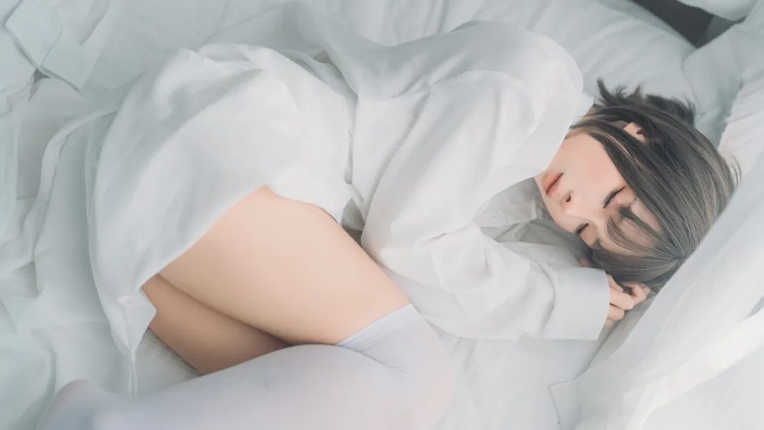 4k白衣女子壁纸｜卧床背景图片 - 安静「哲风壁纸」