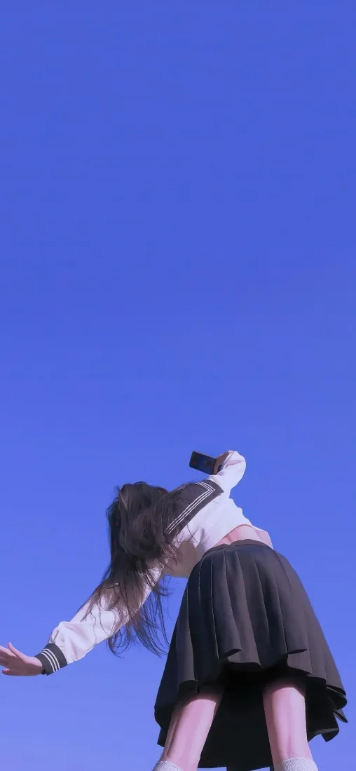 长发女孩手机壁纸｜蓝天背景 - 白上衣黑裙「哲风壁纸」