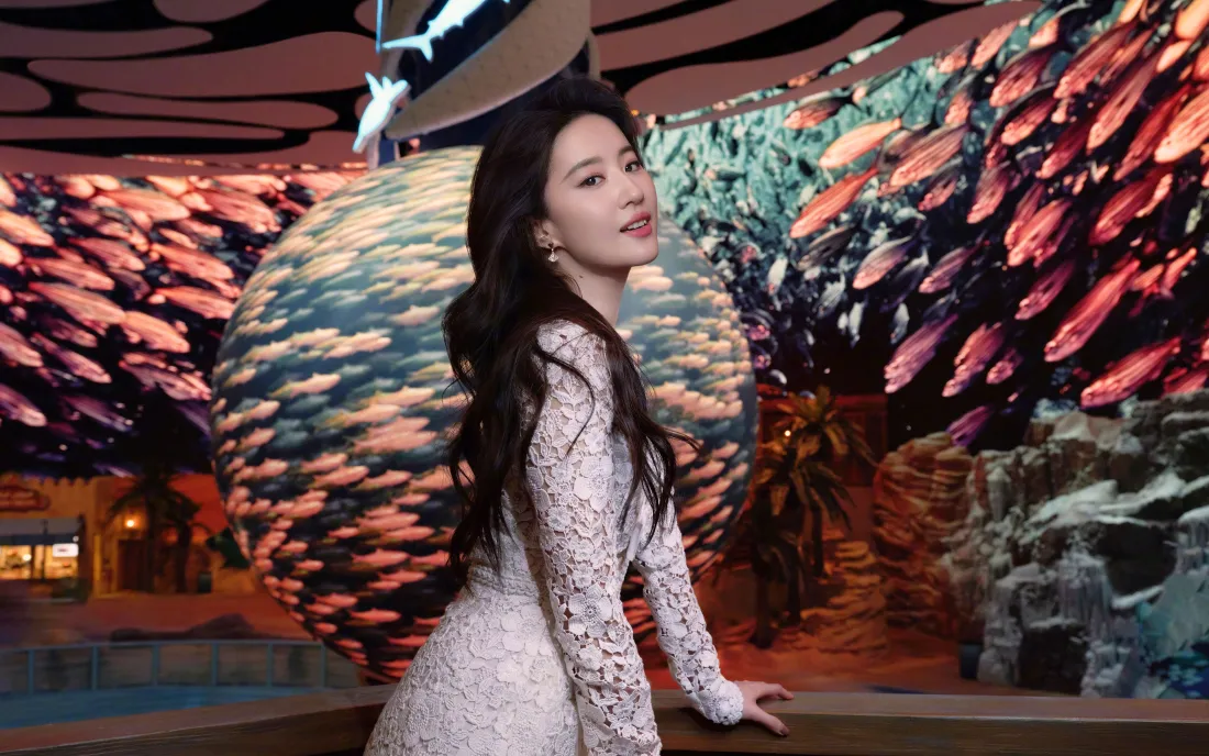 4k刘亦菲壁纸｜水族馆背景 - 彩色鱼群「哲风壁纸」
