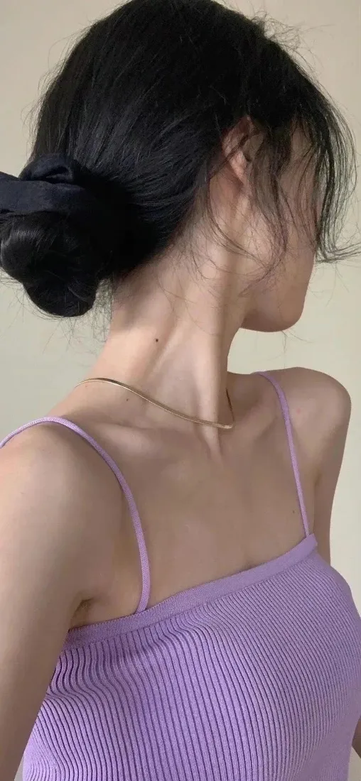 紫色吊带手机壁纸｜女性背影 - 浅背景「哲风壁纸」