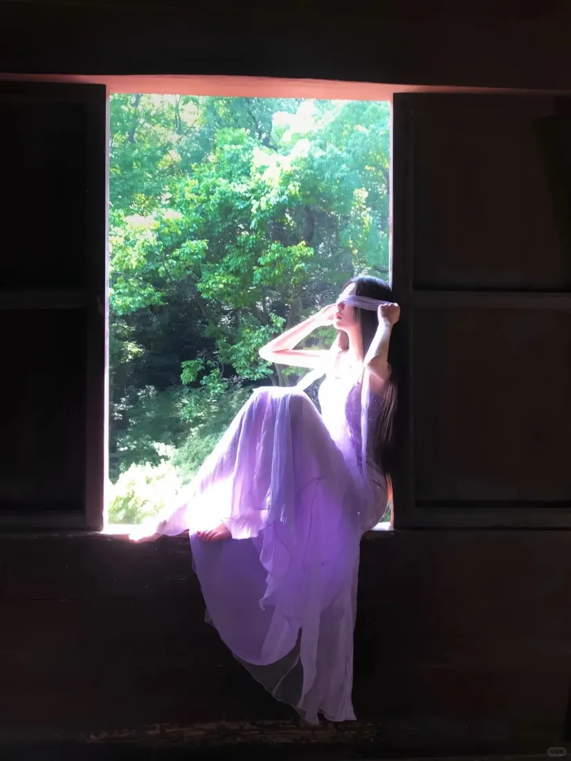 紫衣女子手机壁纸｜窗边绿植 - 安静「哲风壁纸」