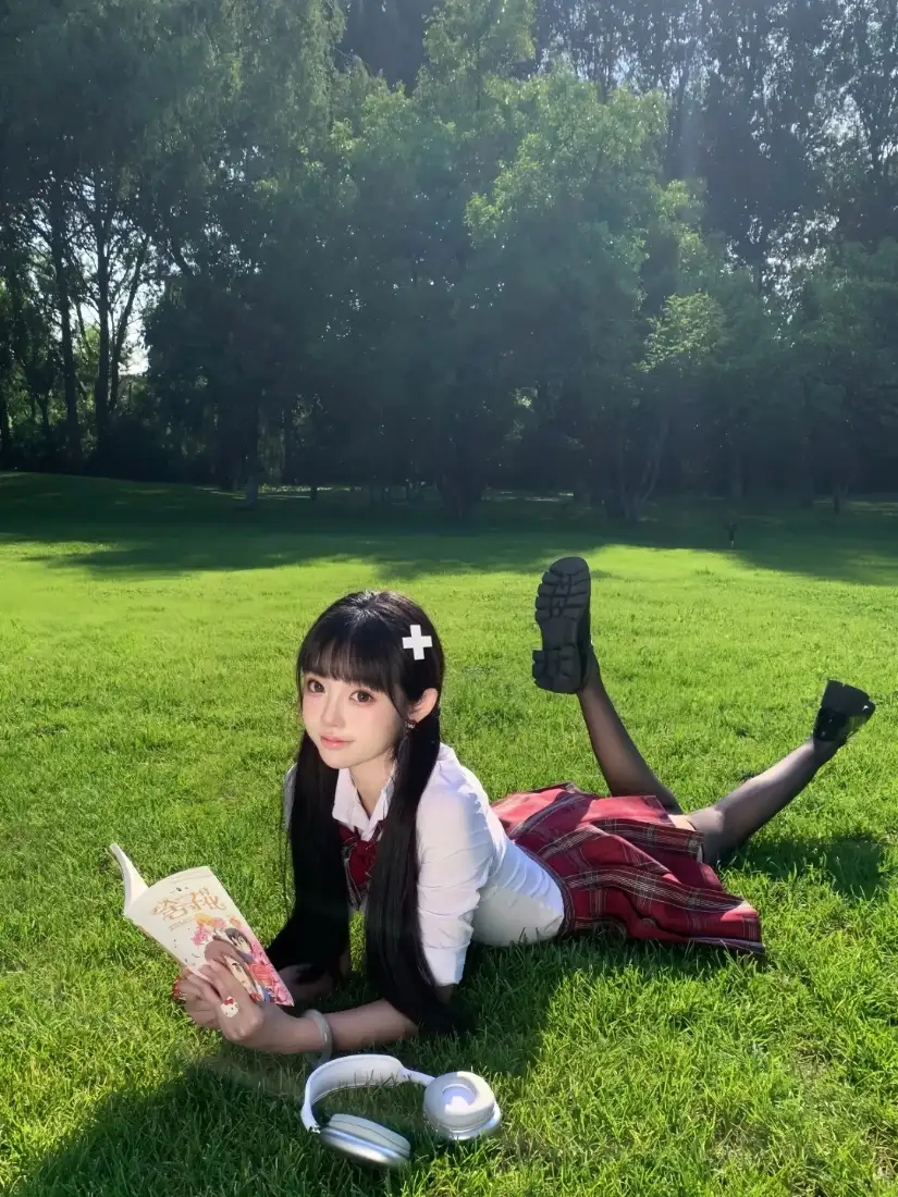 女孩手机壁纸｜草地背景图片 - 氛围感「哲风壁纸」