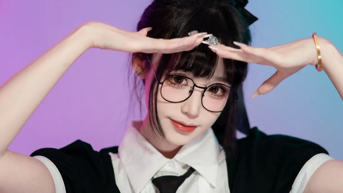 2kB站制服女生壁纸｜紫蓝渐变背景图片 - 眼镜娘「哲风壁纸」