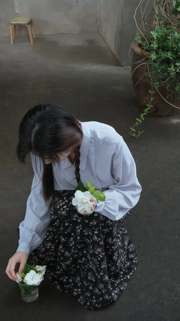 双马尾女孩手机壁纸｜庭院背景图片 - 碎花裙「哲风壁纸」