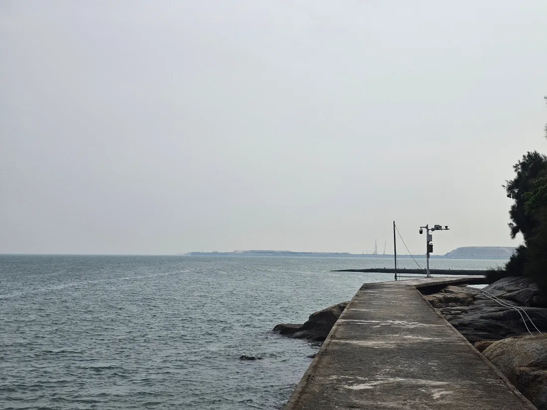 4k海边石板路壁纸｜平静海面背景图片 - 灰色天空「哲风壁纸」