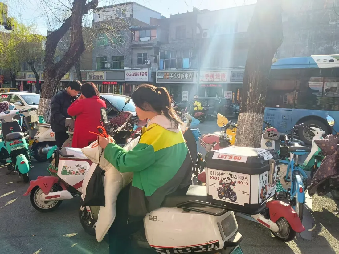 2k外卖员壁纸｜阳光背景图片 - 街道「哲风壁纸」