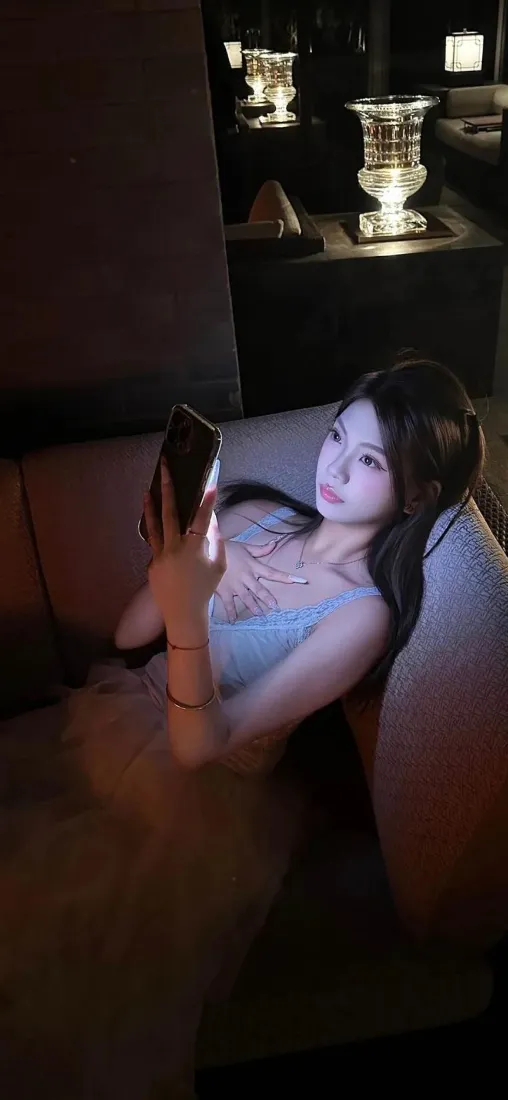 吊带美女自拍手机壁纸｜室内沙发背景 - 暗调「哲风壁纸」