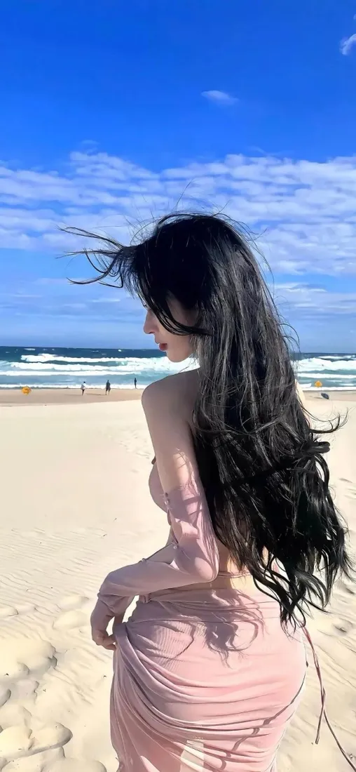 粉色裙美女海滩手机壁纸｜蓝天沙滩 - 长发「哲风壁纸」