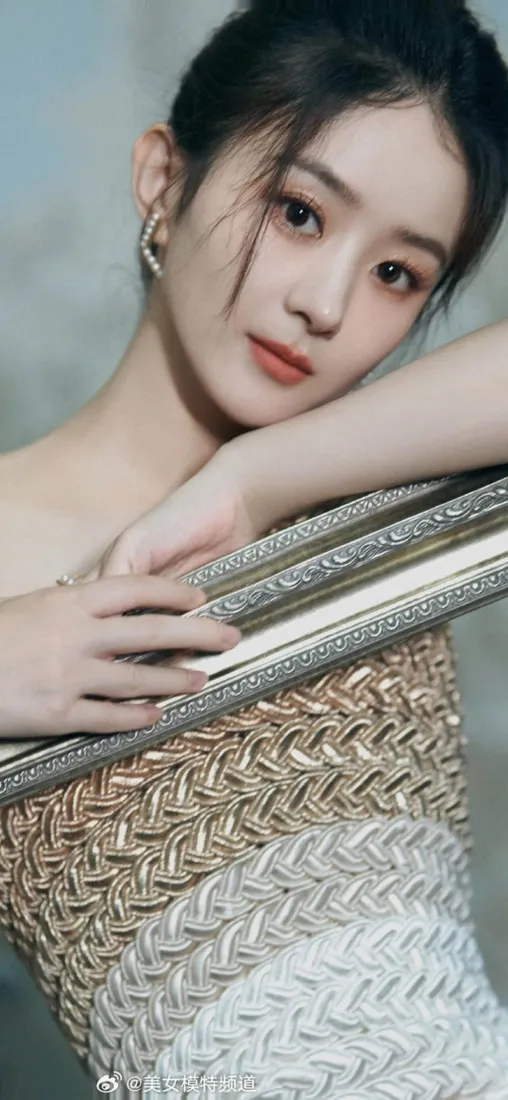 赵丽颖手机壁纸｜浅灰背景图片 - 编织裙美女「哲风壁纸」