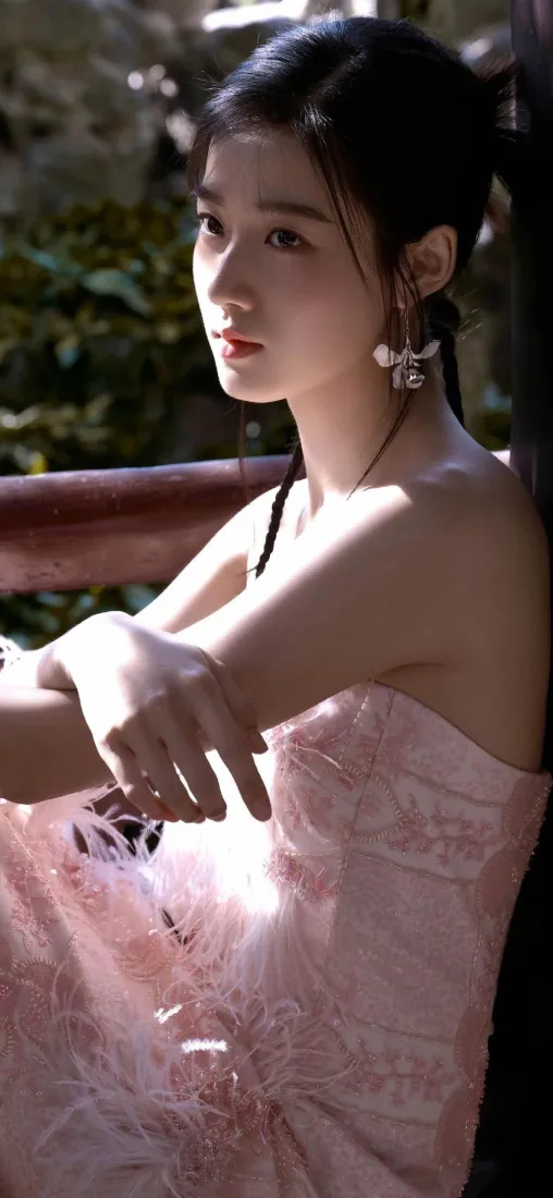 粉色连衣裙美女手机壁纸｜绿植背景 - 优雅「哲风壁纸」