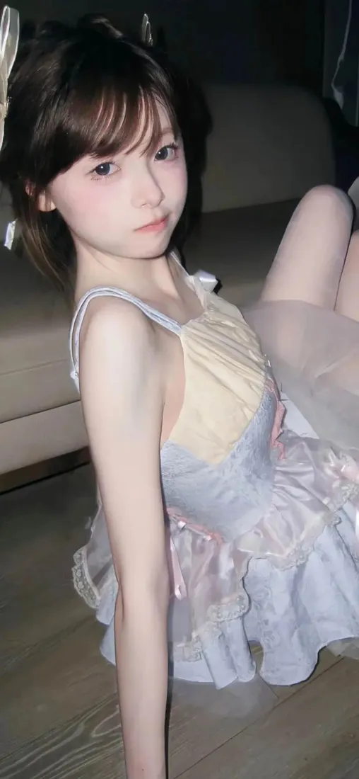 清纯少女连衣裙手机壁纸｜室内背景 - 手机高清「哲风壁纸」