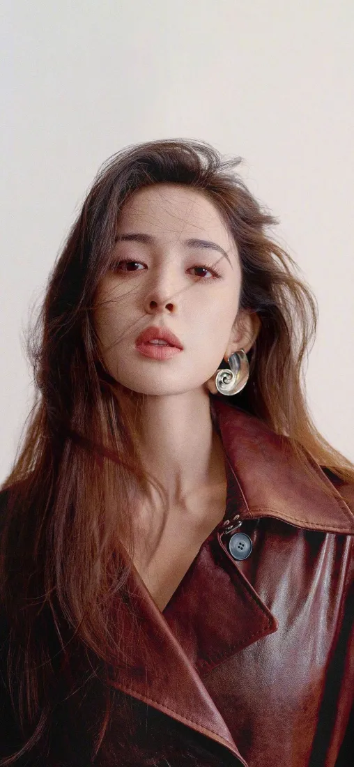 棕色皮衣美女手机壁纸｜时尚背景 - 长发耳环「哲风壁纸」