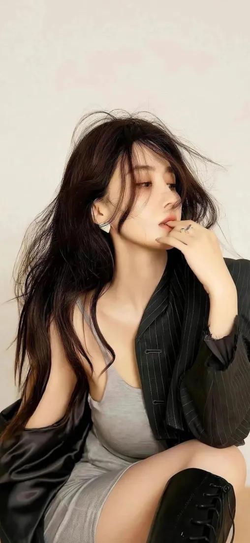长发美女手机壁纸｜灰裙黑外套 - 迷人「哲风壁纸」