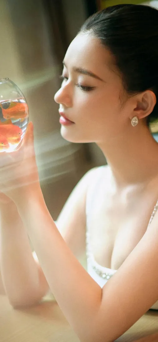 优雅女性持橙液杯手机壁纸｜室内 - 手机高清「哲风壁纸」