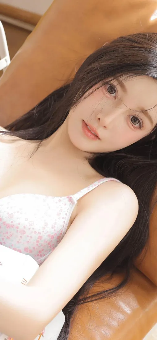 长发吊带美女手机壁纸｜沙发背景 - 性感迷人「哲风壁纸」