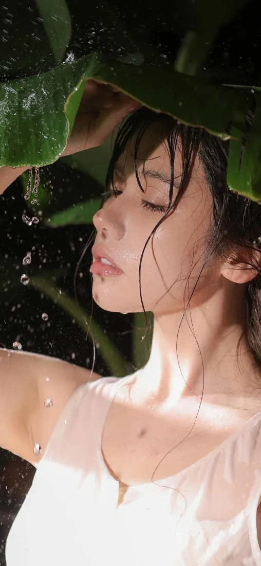 湿发美女雨中手机壁纸｜绿叶背景 - 清新「哲风壁纸」