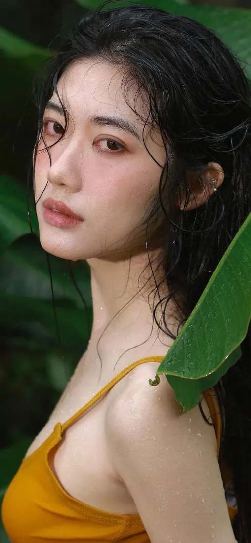 黄衣美女手机壁纸｜绿植背景图片 - 湿发清新「哲风壁纸」