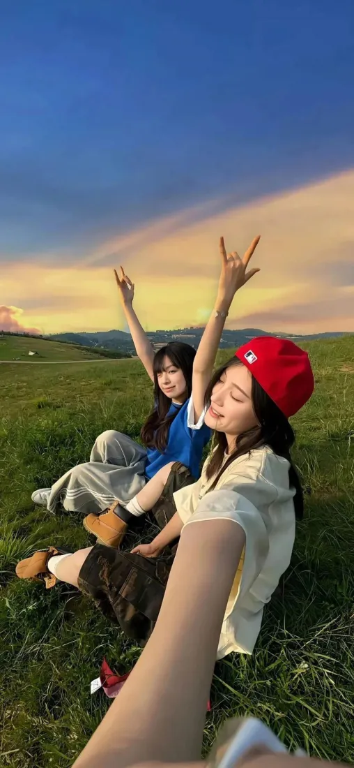 草原自拍女孩手机壁纸｜黄昏草地 - 红帽「哲风壁纸」