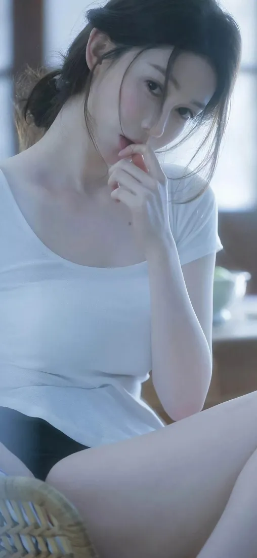 白衣美女手机壁纸｜居家背景 - 迷人「哲风壁纸」