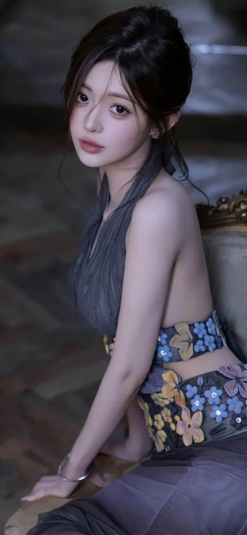 露背美女手机壁纸｜花纹服饰背景 - 迷人「哲风壁纸」
