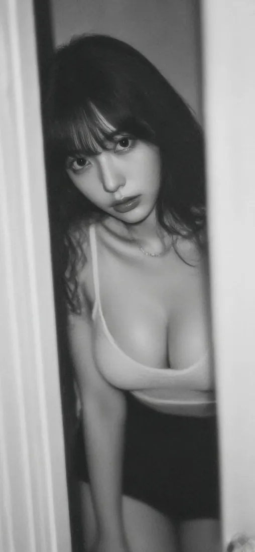 性感美女手机壁纸｜黑白室内背景 - 迷人身材「哲风壁纸」