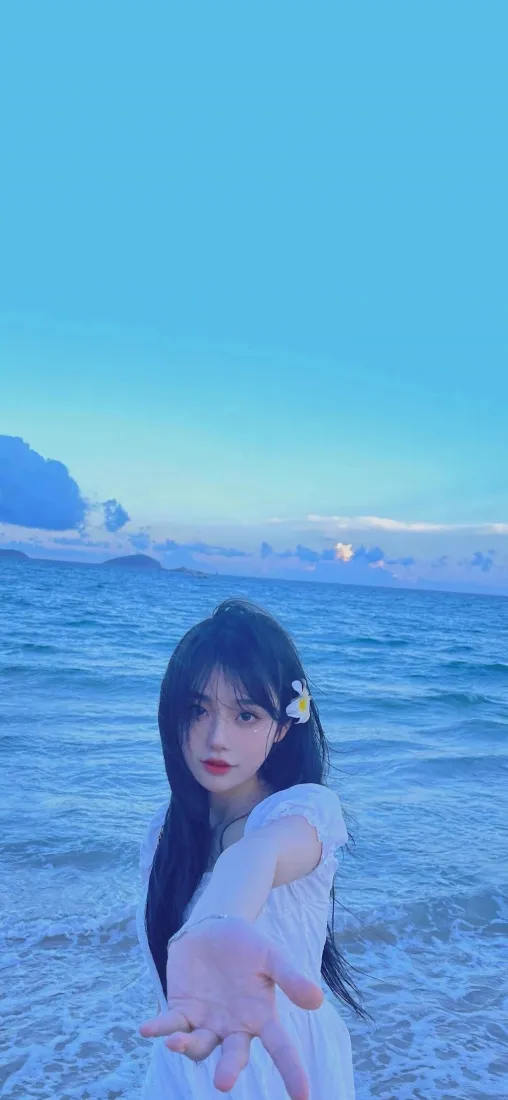 白衣美女海边手机壁纸｜蓝天大海背景图片 - 沙滩「哲风壁纸」