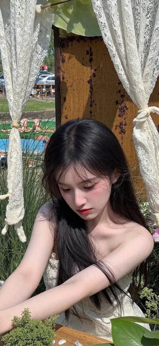 长发美女手机壁纸｜户外绿植背景 - 露肩「哲风壁纸」