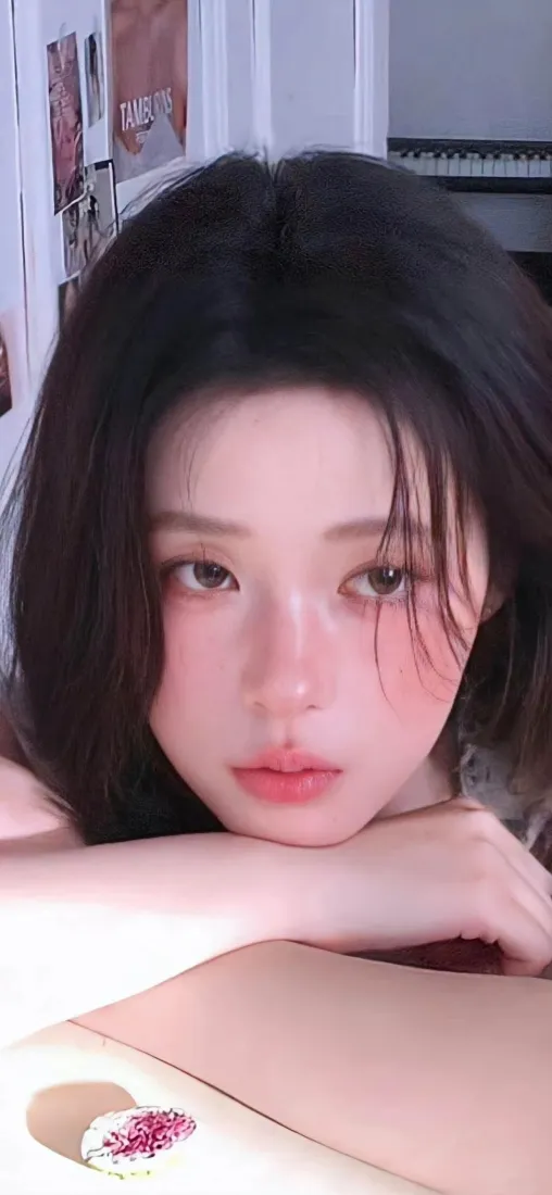 黑发美女手机壁纸｜室内背景 - 温柔美女「哲风壁纸」