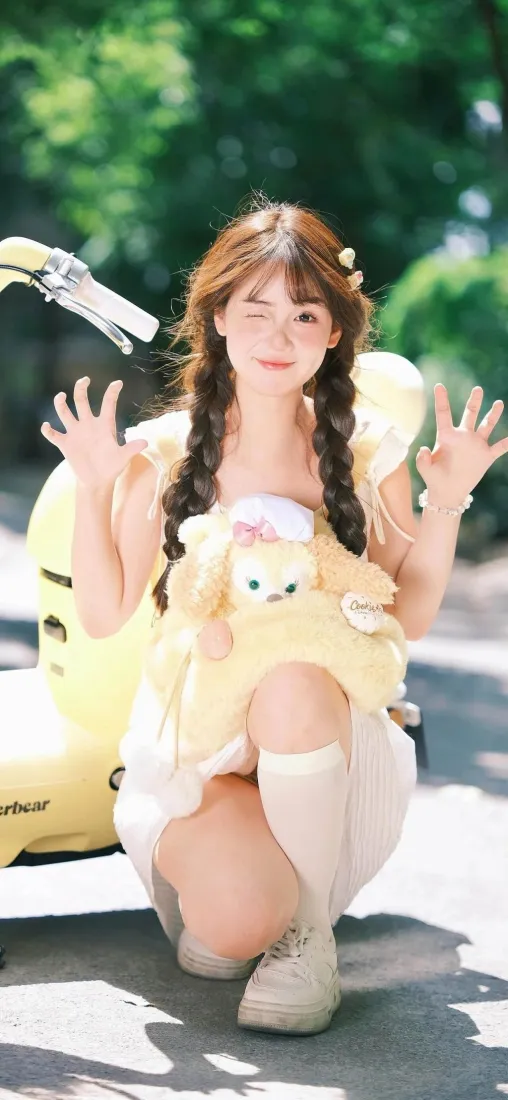 双马尾美女手机壁纸｜黄色玩偶户外 - 清新可爱「哲风壁纸」