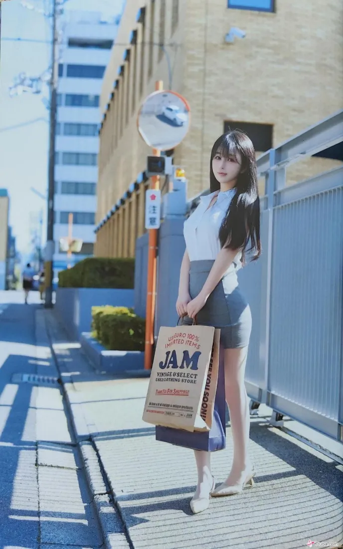日系街拍美女手机壁纸｜城市街道 - 白衣短裙「哲风壁纸」