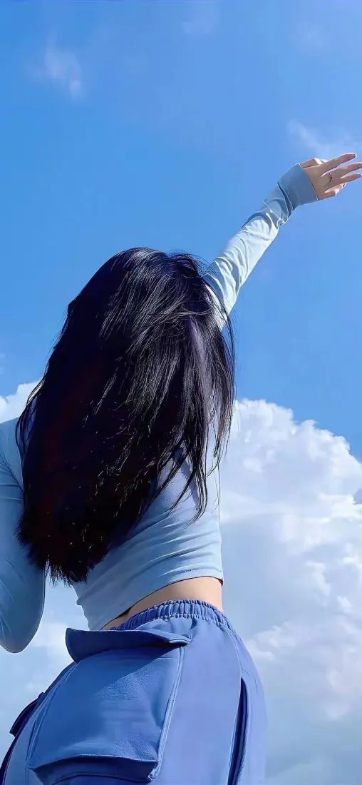 蓝天女生背影手机壁纸｜清新天空背景图片 - 休闲穿搭「哲风壁纸」