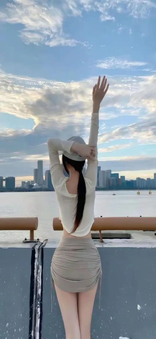 背影美女手机壁纸｜城市海景背景图片 - 白衣短裙「哲风壁纸」