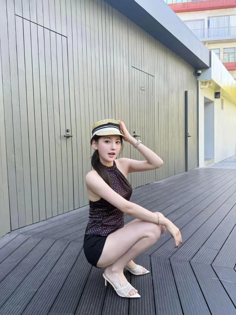 黑衣美女蹲姿手机壁纸｜户外背景图片 - 白高跟鞋「哲风壁纸」