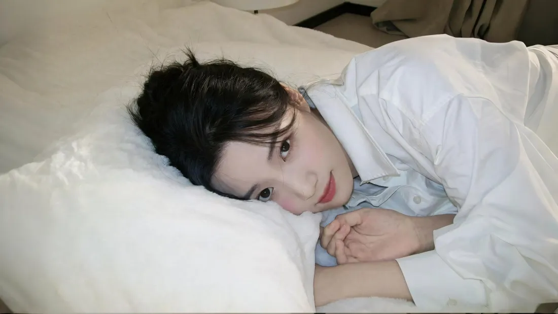 2k卢昱晓白衣卧床壁纸｜清新美女背景 - 明星写真「哲风壁纸」