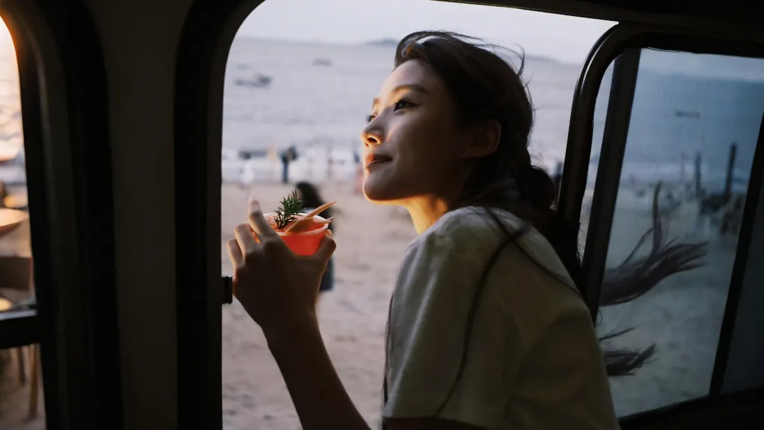 2k卢昱晓海边车内壁纸｜黄昏饮品 - 真人美女「哲风壁纸」