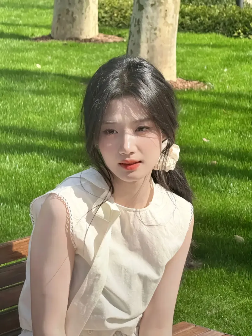 卢昱晓户外手机壁纸｜草地长椅 - 白衣美女「哲风壁纸」