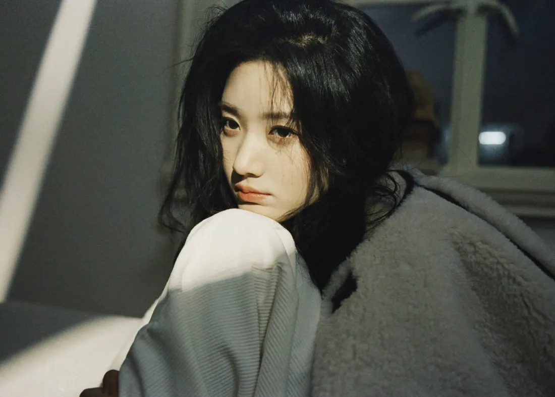 3k卢昱晓壁纸｜窗边光影 - 氛围感美女「哲风壁纸」