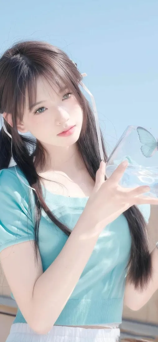 蓝上衣美女手机壁纸｜蓝天背景 - 清新「哲风壁纸」