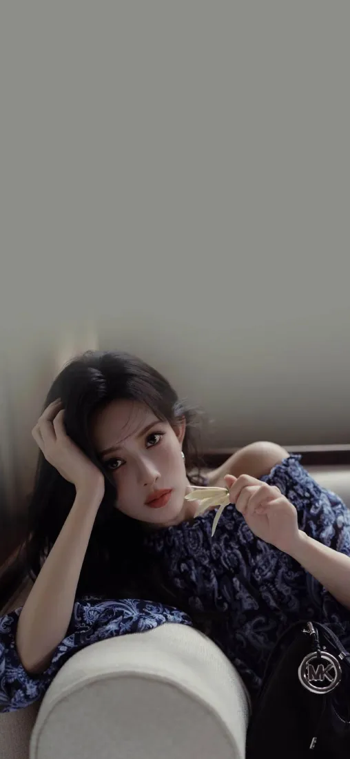 蓝衣美女手机壁纸｜室内沙发背景 - 慵懒「哲风壁纸」