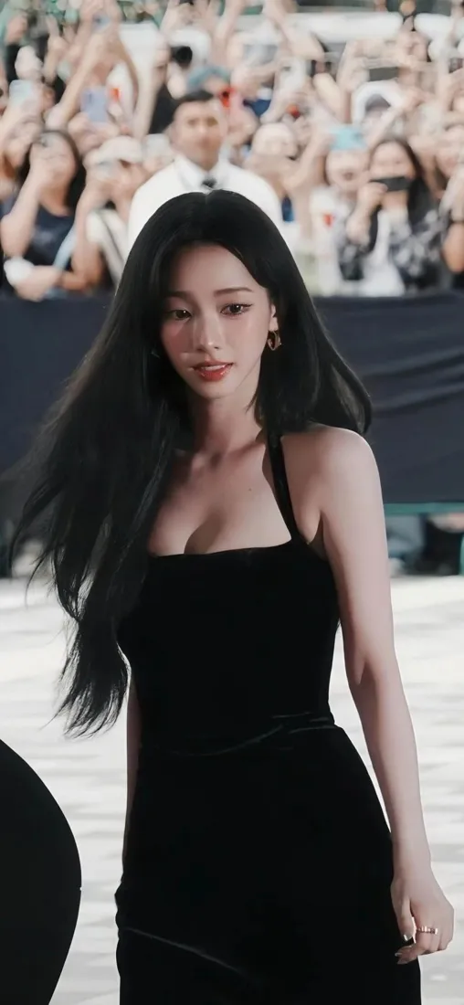 黑衣美女手机壁纸｜活动现场 - 气质长发「哲风壁纸」