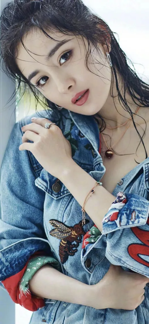 红衣美女牛仔外套手机壁纸｜时尚背景 - 迷人「哲风壁纸」