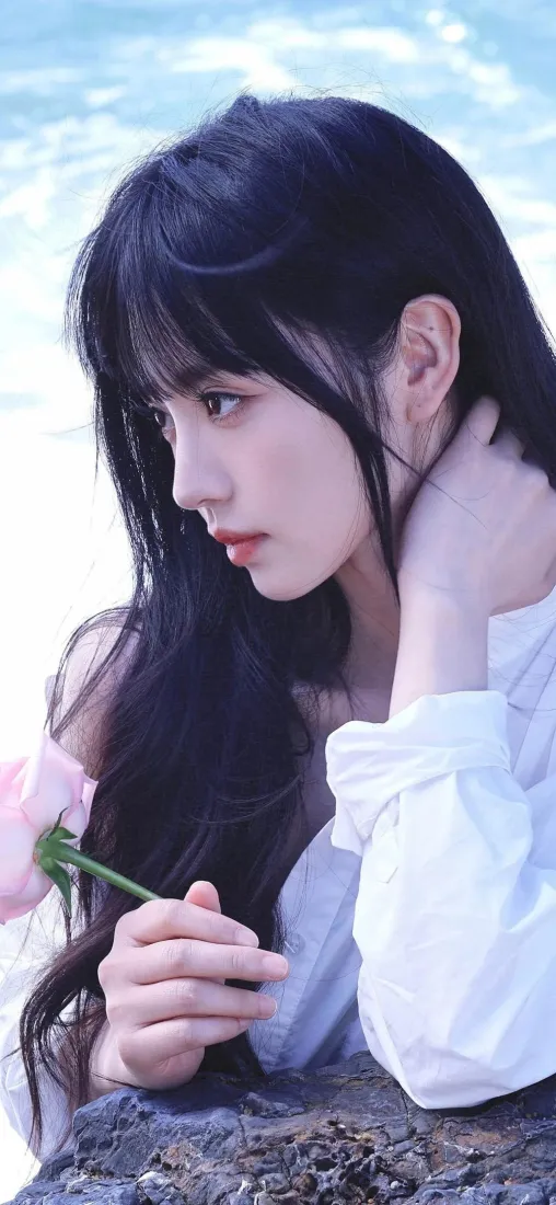 白衣美女持花手机壁纸｜户外清新背景 - 手机壁纸「哲风壁纸」