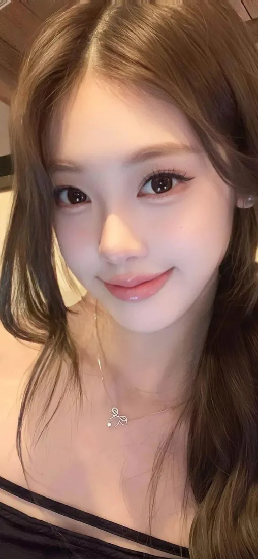 黑衣美女手机壁纸｜甜美自拍背景图片 - 长发项链「哲风壁纸」